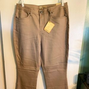 Hybrid & Company Women's Skinny Bootcut Stretch Pant in Beige/Khaki, Size 16 NWT